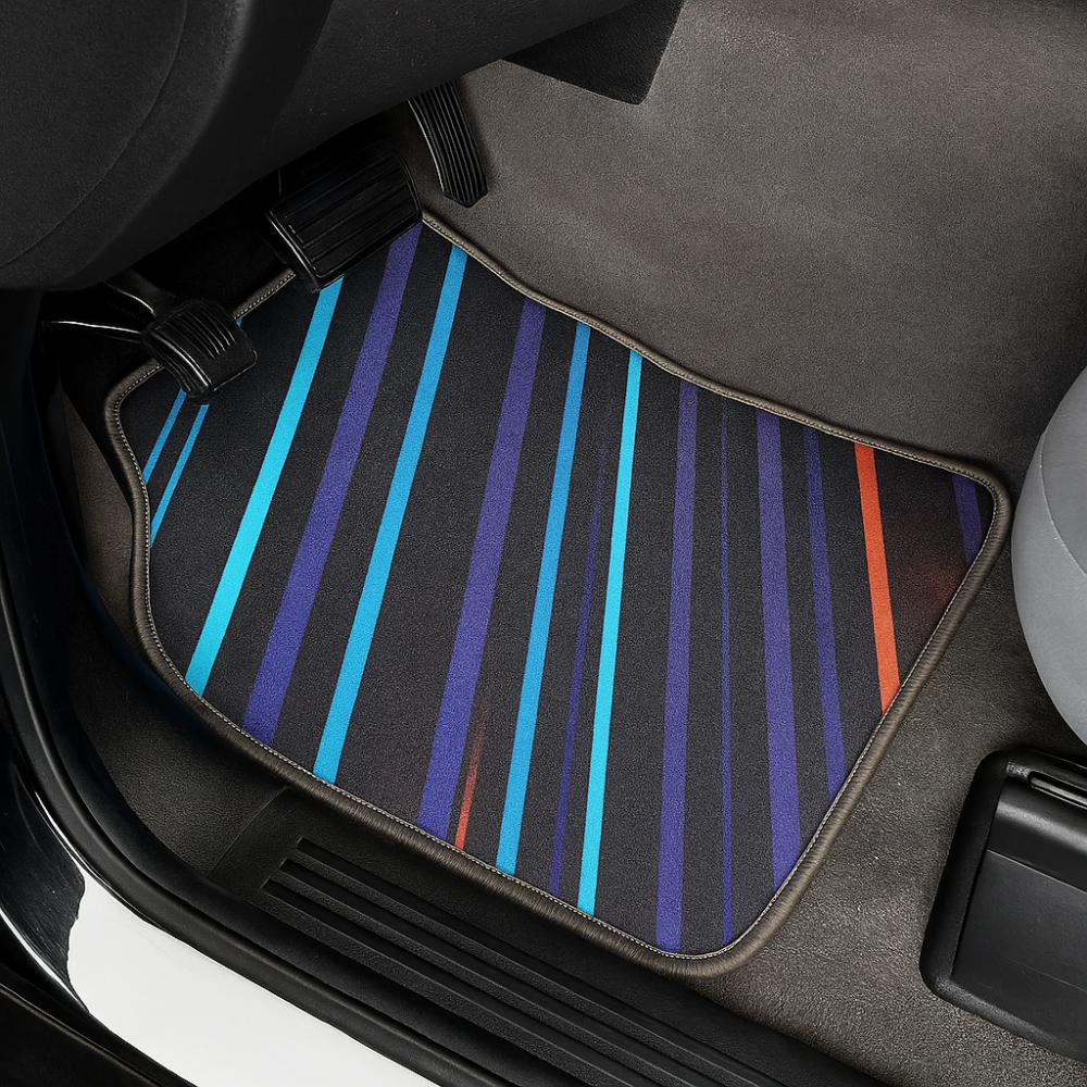 Covorașe auto universale DECOMAT – set 4 bucăți lavabile, antiderapante, cu design futurist „Neon Stripes”