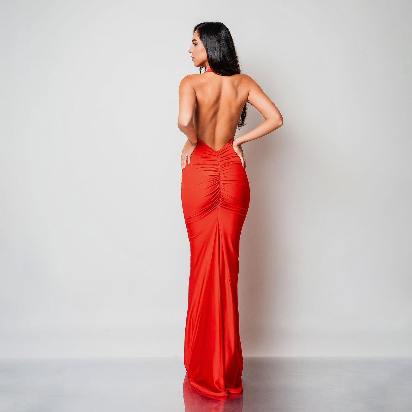 Rochie lunga din lycra rosie cu decolteu halter spatele gol si drapaje Seraphine