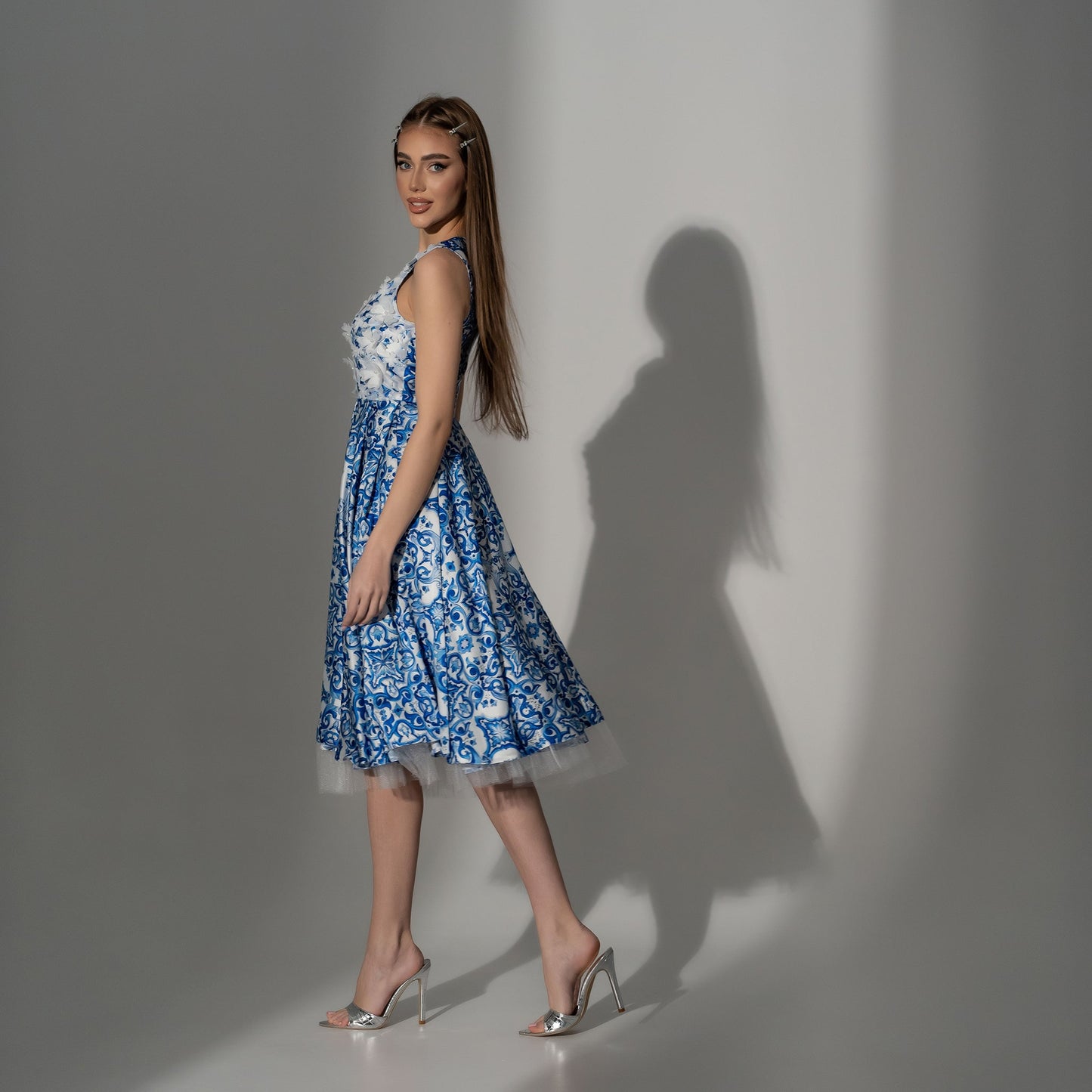 Rochie din matase printata cu bust decorat cu flori albe 3D Amina
