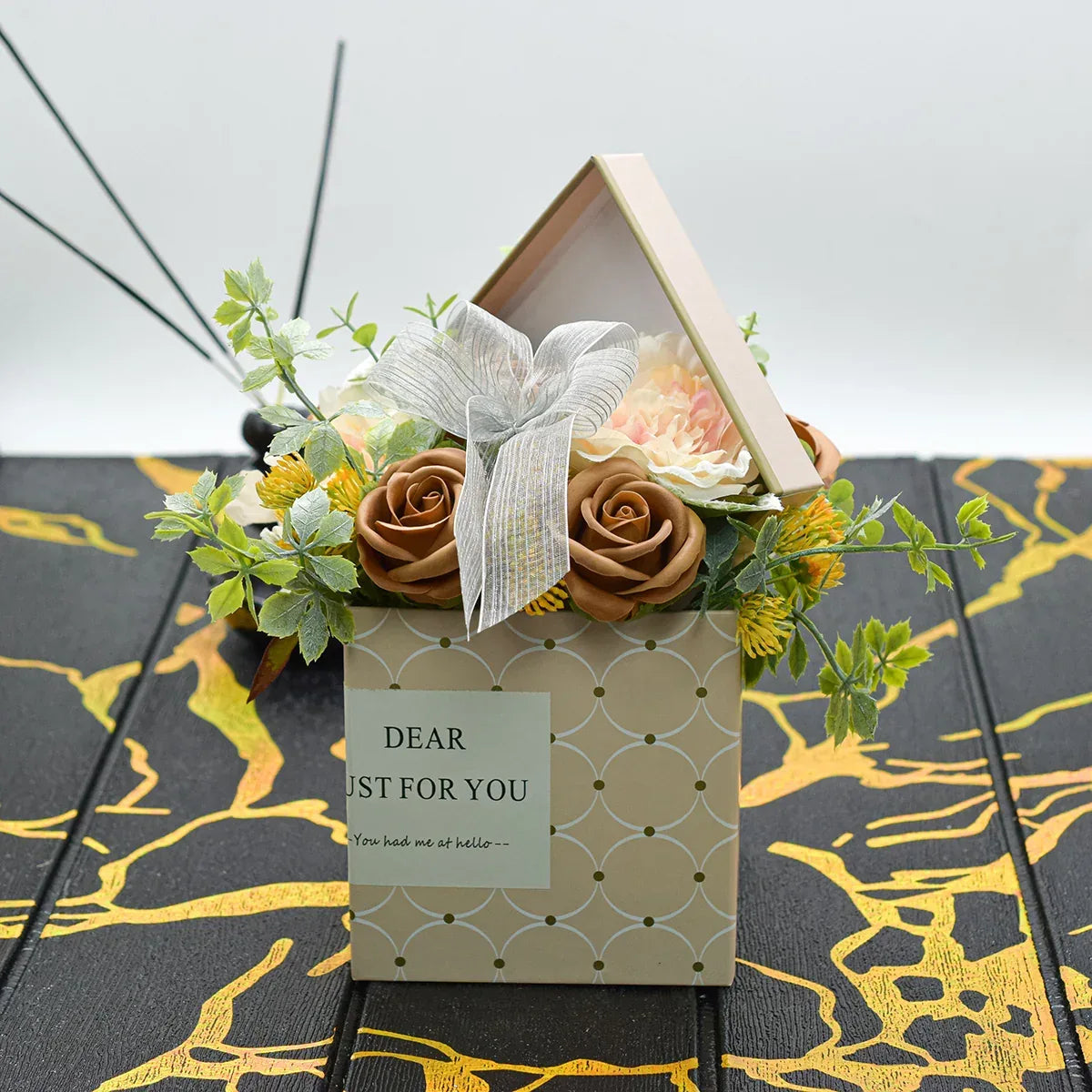 Aranjament floral elegant, flori de sapun, D4078, Crem