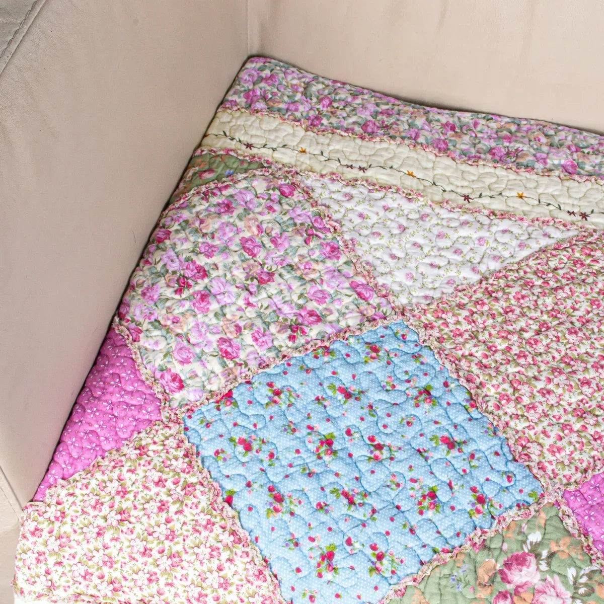 Cuvertura Canapea, Naimeed D4905S, 70x150cm, poliester, pufoasa, matlasata,cu model floral Roz