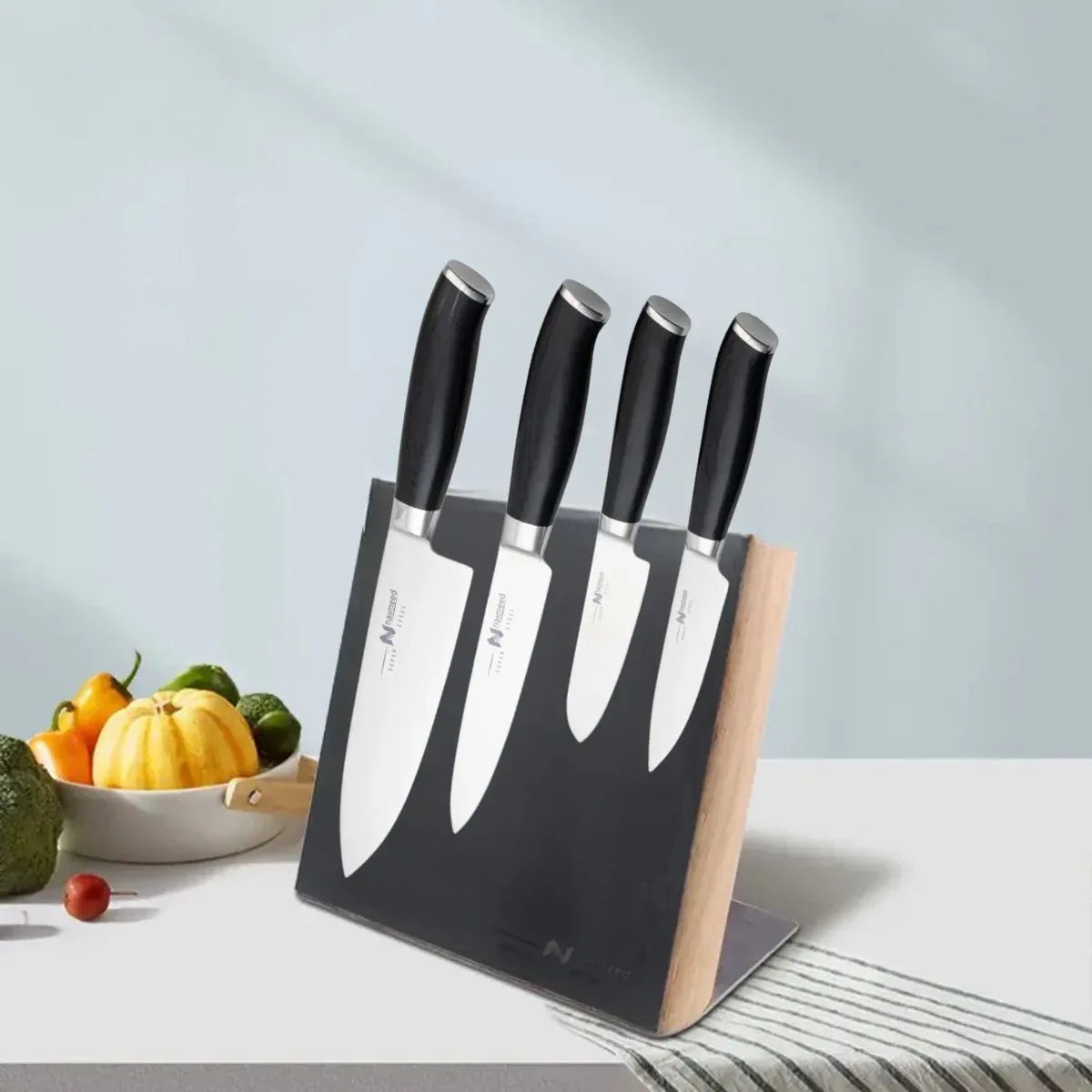 Set 4 cutite profesionale cu suport magnetic, Naimeed D6832, Negru