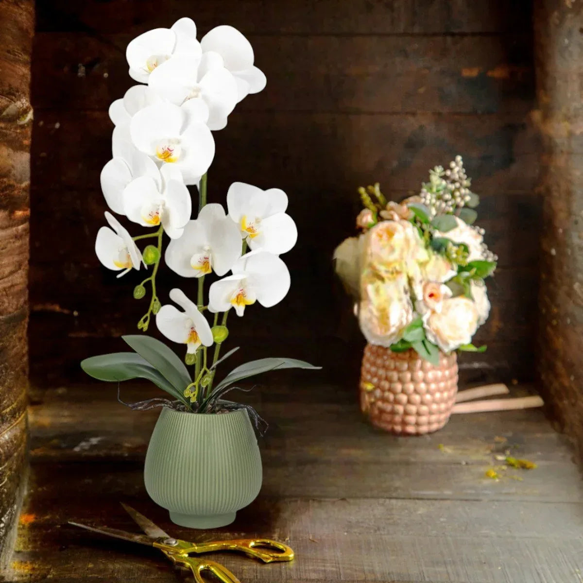 Orhidee cu aspect natural in ghiveci ceramic, 80 cm, Naimeed D6903, Alb/Verde