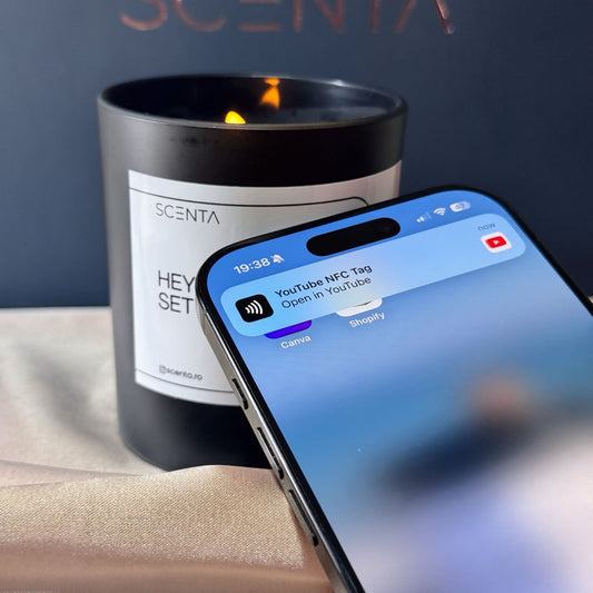 Aprinde-mă și atinge-mă - Lumânare parfumată personalizată