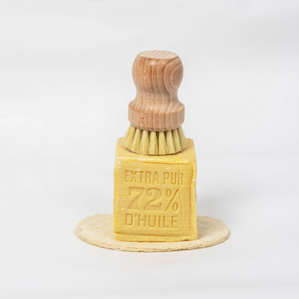 Perie ergonomică pentru vase din lemn si peri din sisal