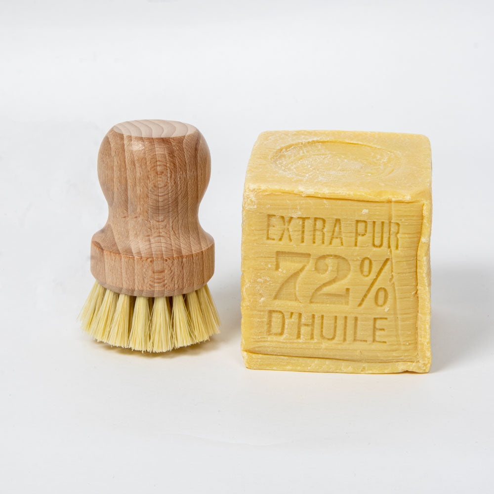Perie ergonomică pentru vase din lemn si peri din sisal