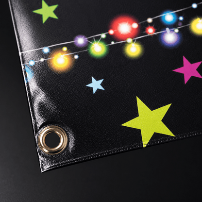 Banner aniversar cu imprimeu Happy Birthday colorat și steluțe