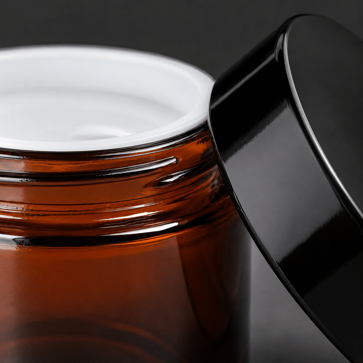 Borcan rotund ambră cu capac negru 40ml