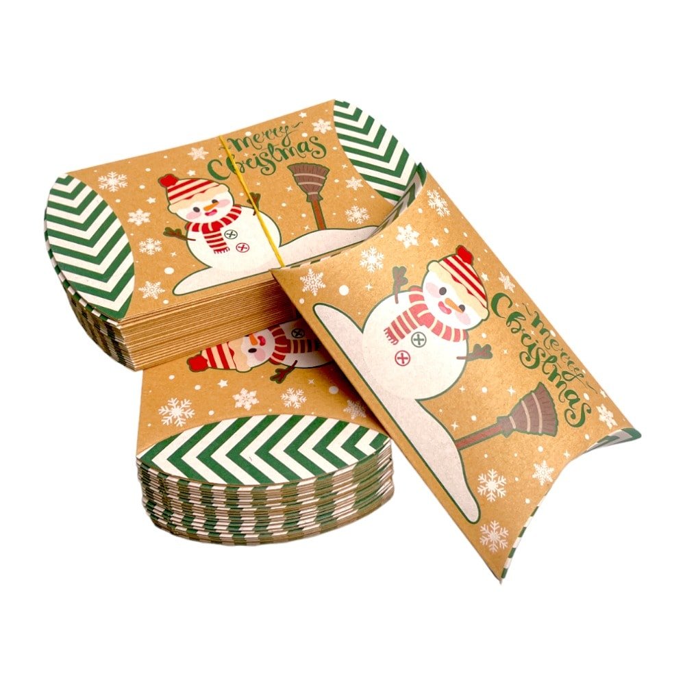 Cutie Crăciun kraft în formă de pernă - model 6 om de zăpadă (set 50 buc) 12x7.2x2.5cm