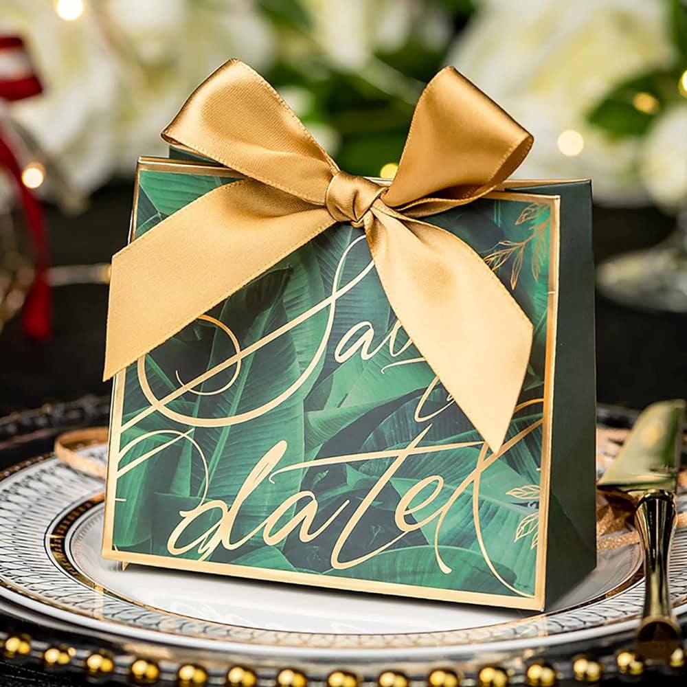 Cutie cu fundă satinată și mesaj Save the date - verde (set 50 buc)