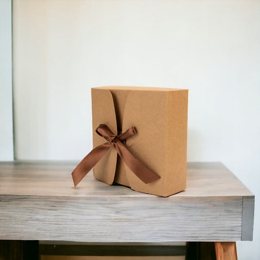 Cutie cu închidere arcuită și panglică satin - kraft (set 50 buc)