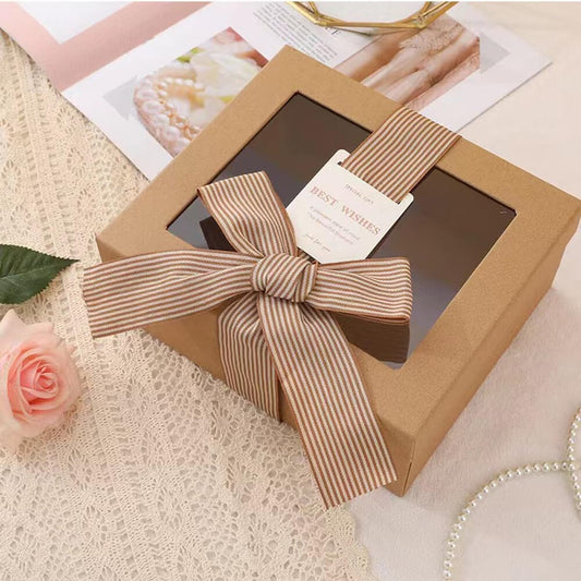 Cutie hârtie cu fereastră si fundă 21x18x9cm - kraft
