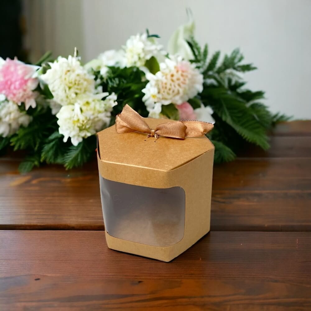 Cutie hexagonală cu fereastră și panglică - kraft (set 12 buc)