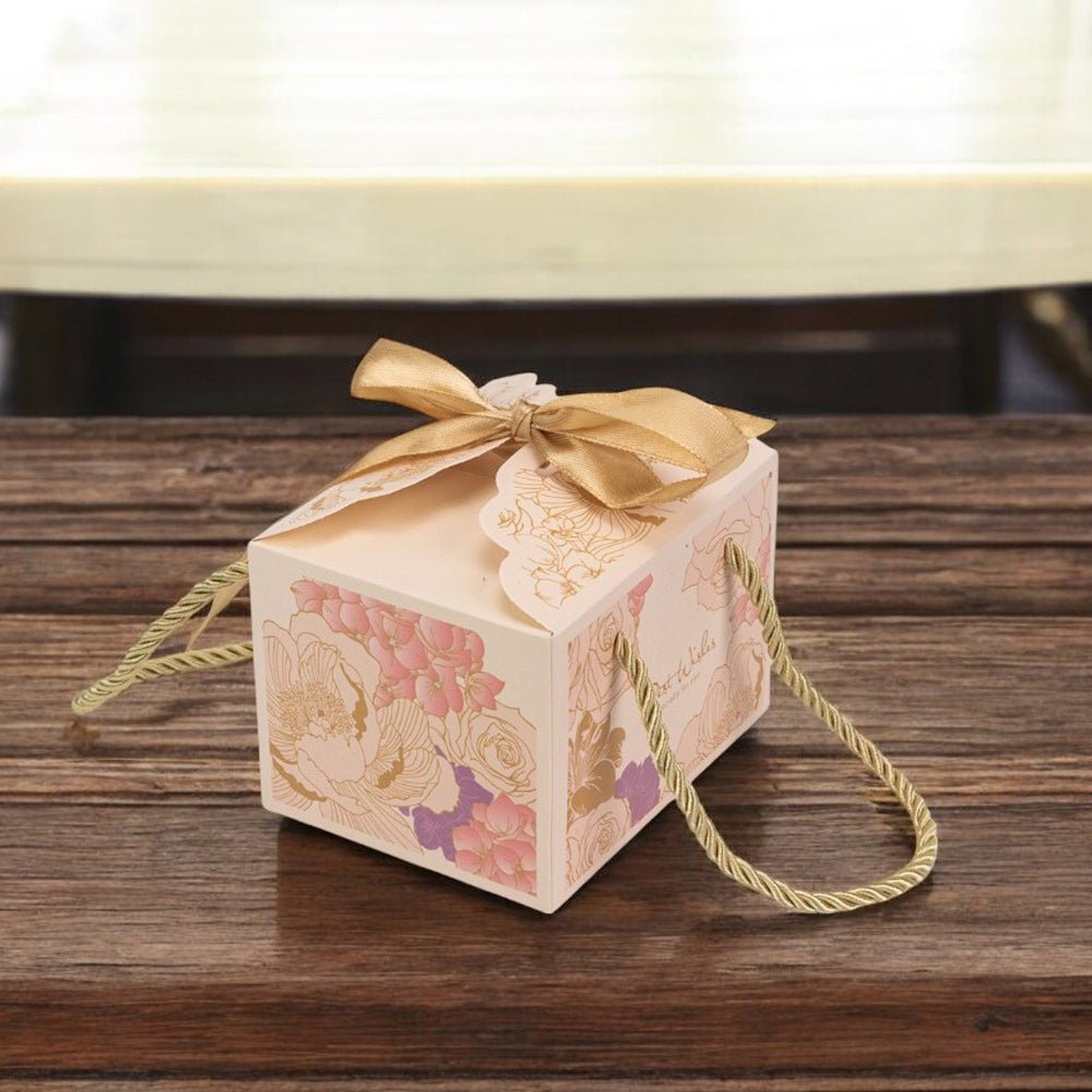 Cutie mică cu panglică și mâner din sfoară model floral - alb (set 50 buc)
