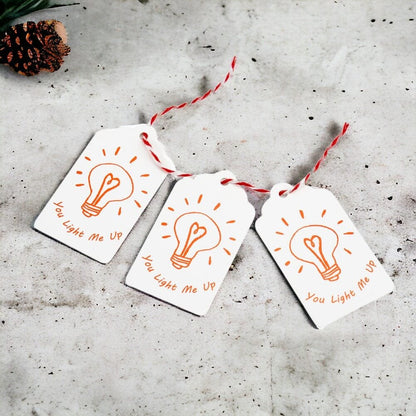 Etichete dreptunghiulare cu șnur model You light me up - alb (set 50 buc)