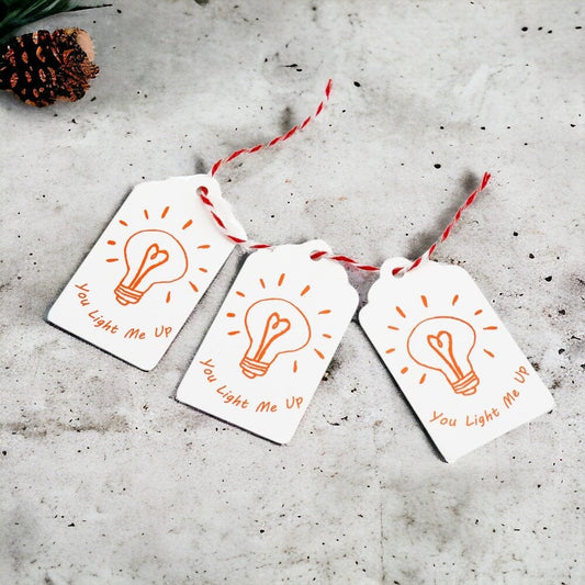 Etichete dreptunghiulare cu șnur model You light me up - alb (set 50 buc)