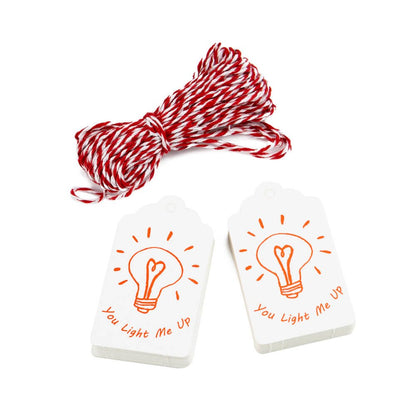 Etichete dreptunghiulare cu șnur model You light me up - alb (set 50 buc)
