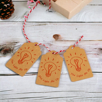 Etichete dreptunghiulare cu șnur model You light me up - kraft (set 50 buc)
