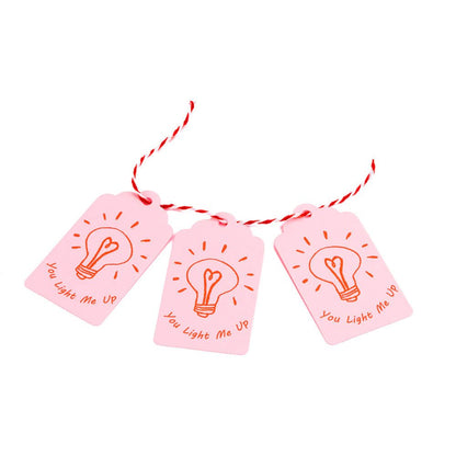 Etichete dreptunghiulare cu șnur model You light me up - roz (set 50 buc)