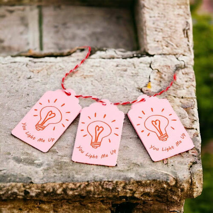 Etichete dreptunghiulare cu șnur model You light me up - roz (set 50 buc)
