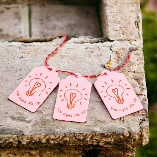 Etichete dreptunghiulare cu șnur model You light me up - roz (set 50 buc)
