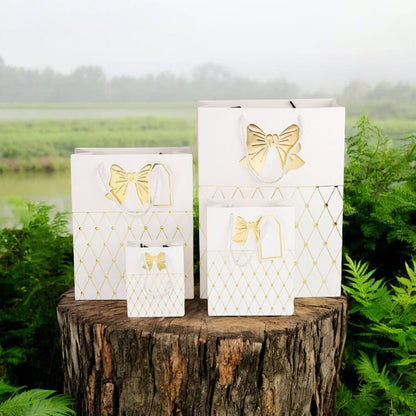 Pungi cadou cu mâner model fundă și romburi aurii 26x32x12cm - alb (set 12 buc)