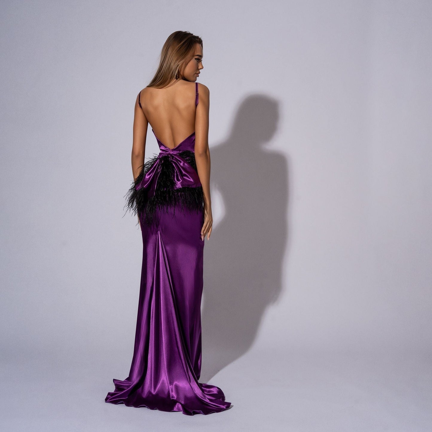 Rochie lunga din satin mov cu funda, pene si spate gol New Serena