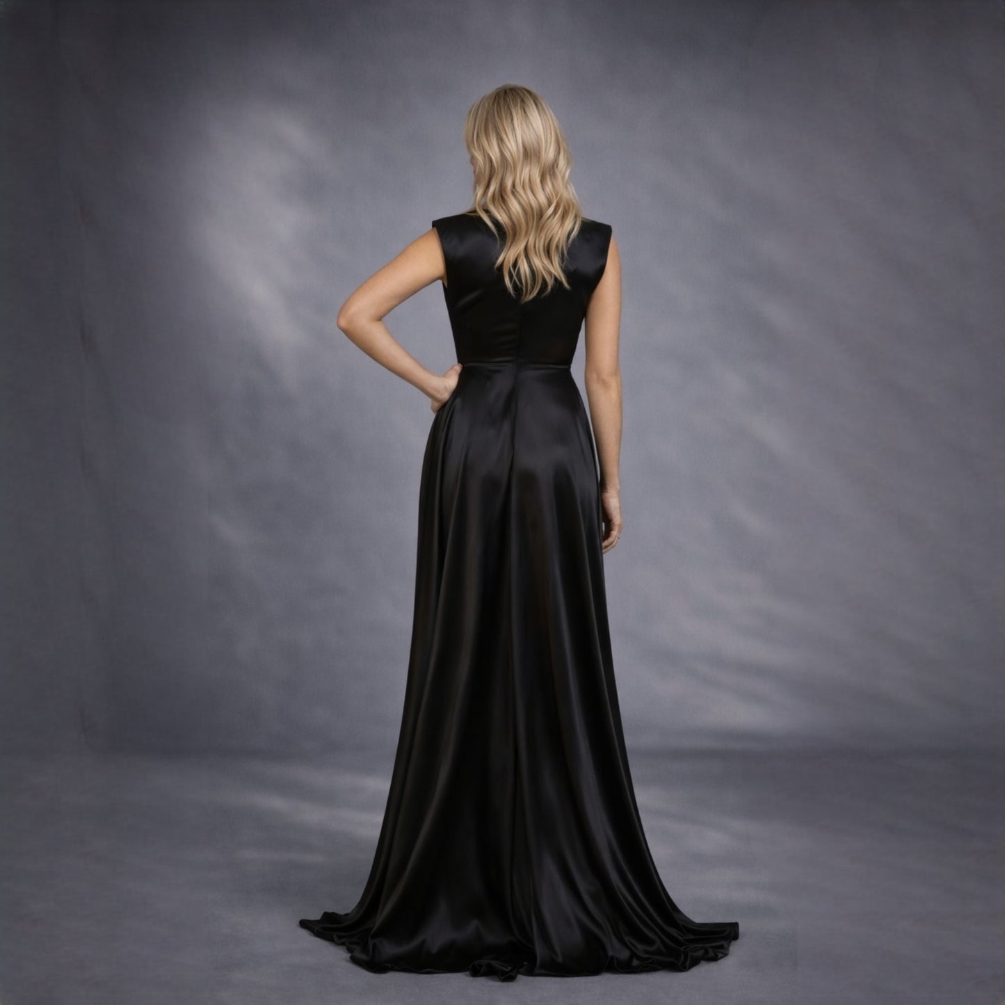 Rochie neagra lunga din satin cu nod in talie si despicatura London