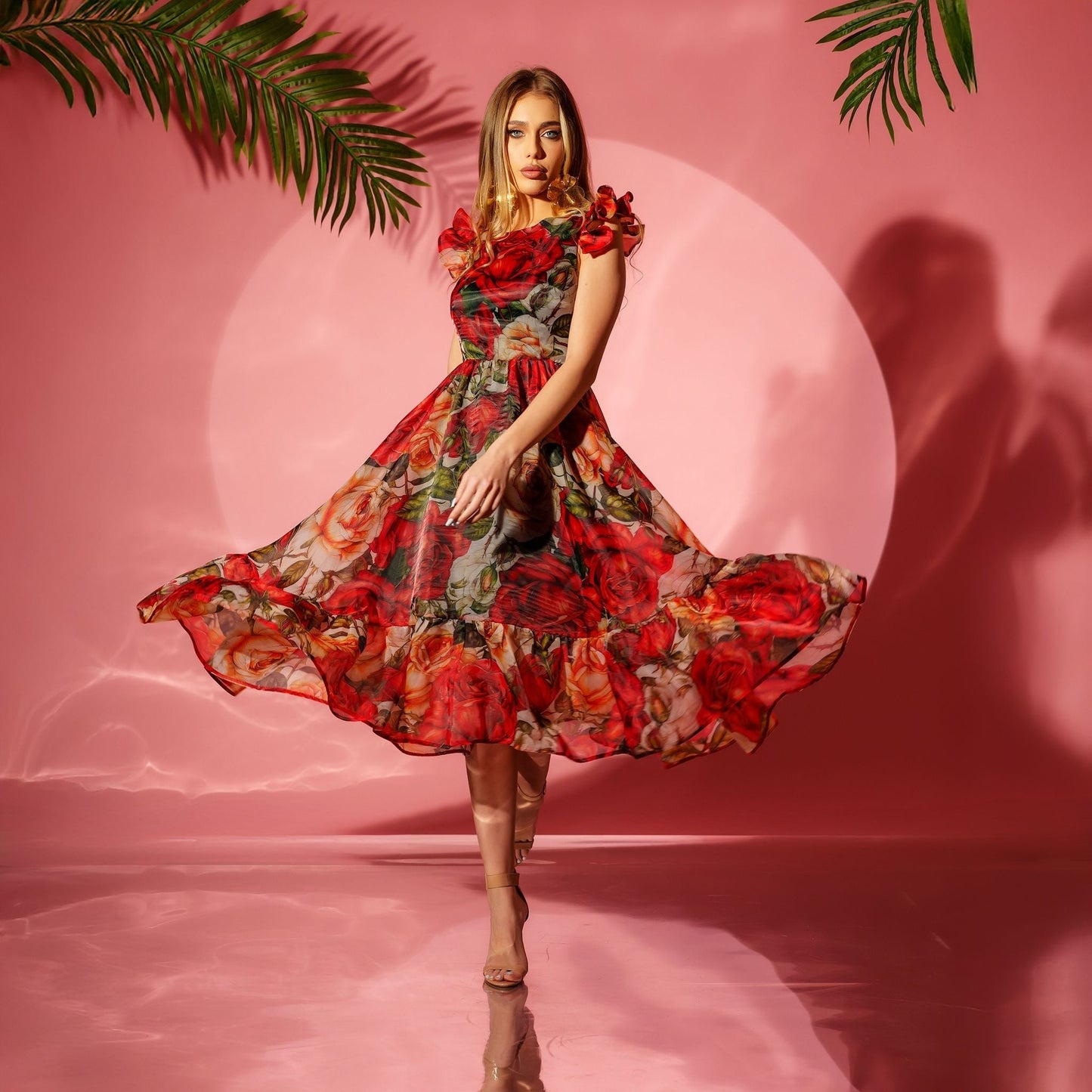 Rochie midi din organza printata cu fusta clos si volane Rosa