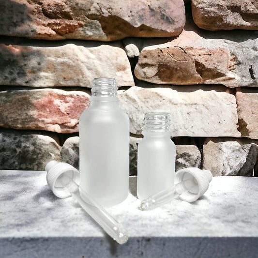 Sticluța mată reutilizabilă cu pipetă și capac alb