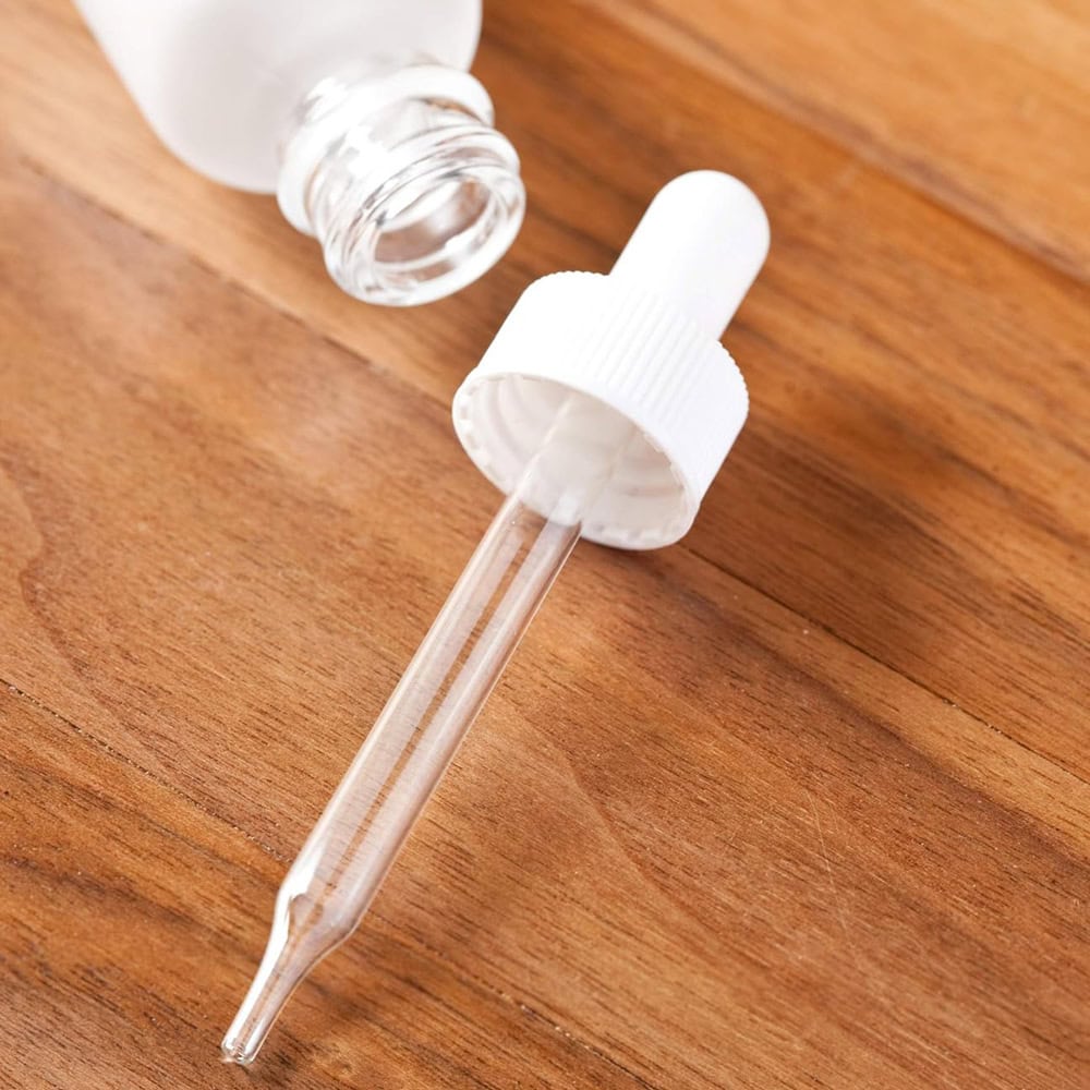Sticluța mată reutilizabilă cu pipetă și capac alb